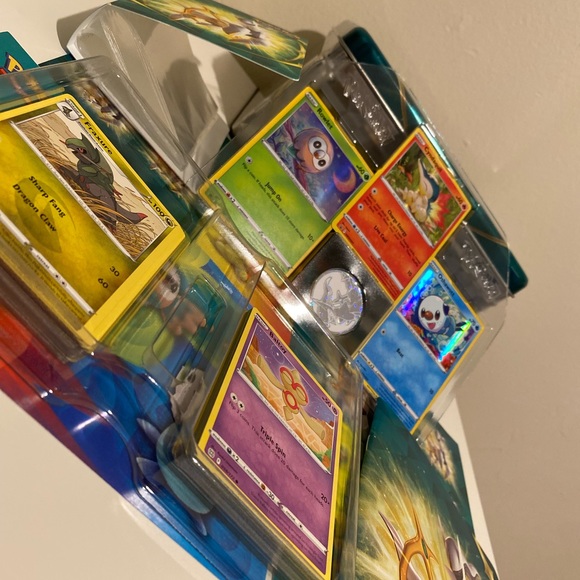 Pokémon Spring 2022 Collector Chest - Picture 2 of 4